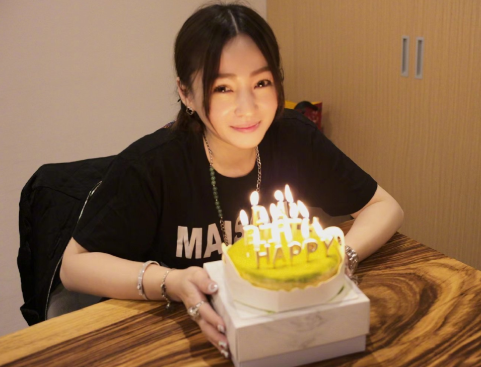 张韶涵为妹妹庆生，差1岁却长得像双胞胎，万梓良前妻携女儿现身