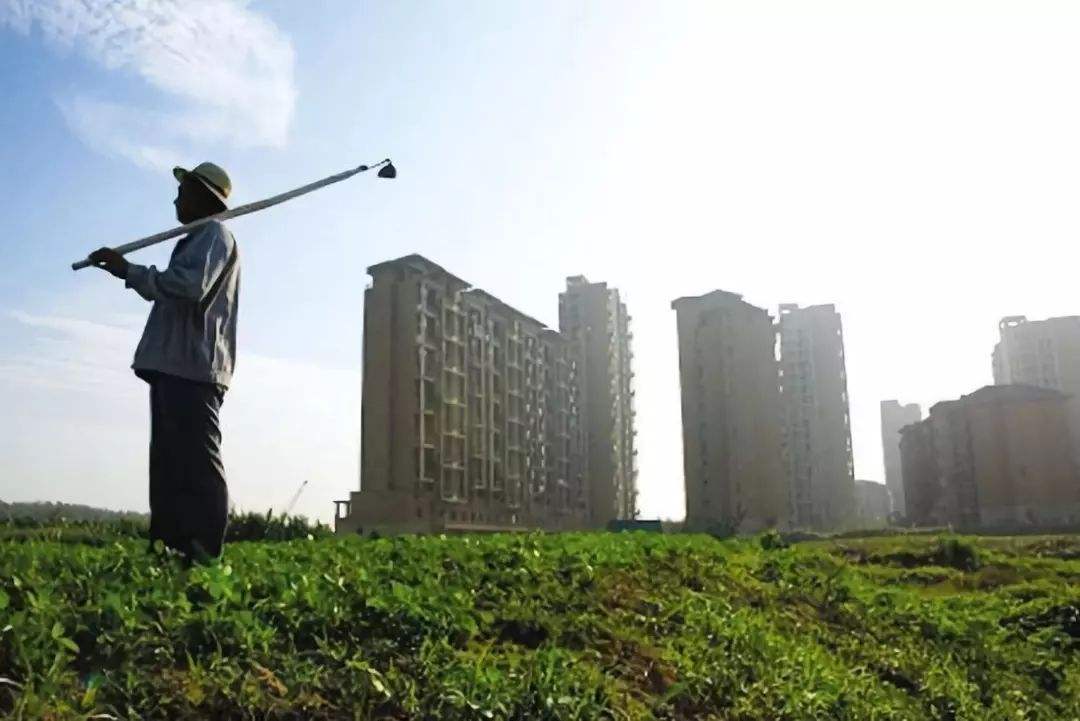 农民进城落户，宅基地、耕地要收回，是真的吗？农民该咋办？