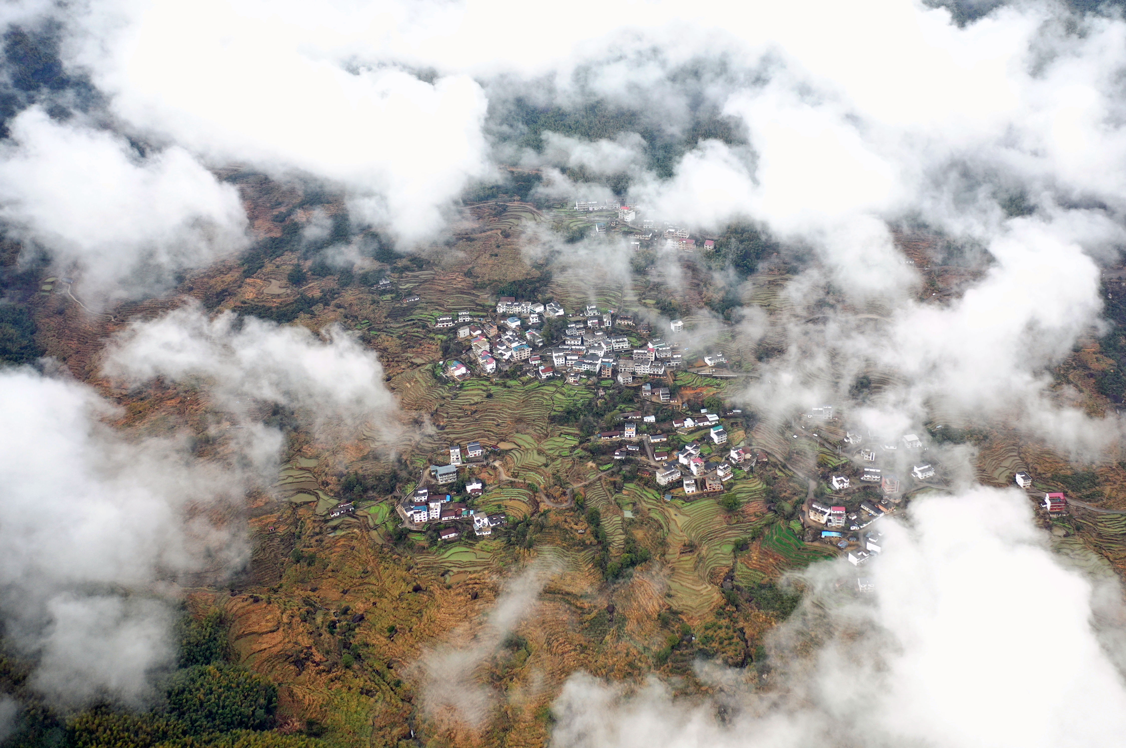 江西上饶：雾绕灵山 唯美仙境