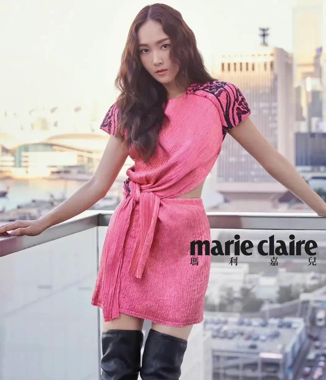 郑秀妍，被粉色治愈的夏天，粉色系娇嫩减龄，肌肤如雪面若桃花