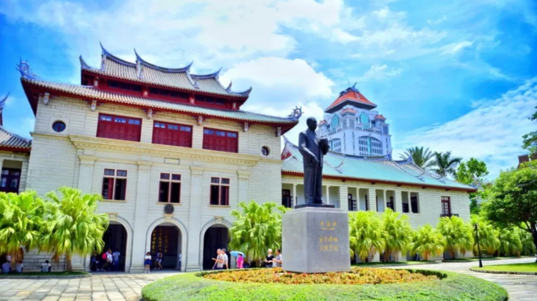 厦门大学的校园当中,根据推测应该是当时从新加坡引进的植物当中夹带