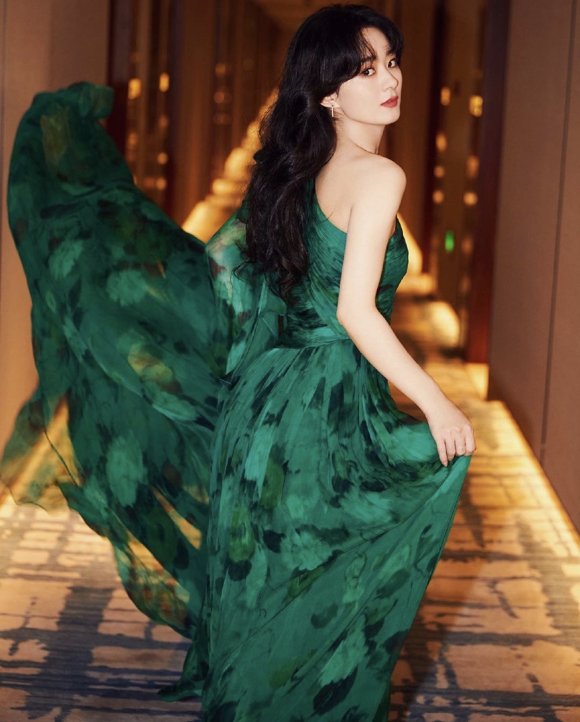 赵丽颖的绿色长裙好惊艳,跟她学配色,4款绿色系穿搭轻盈过春天