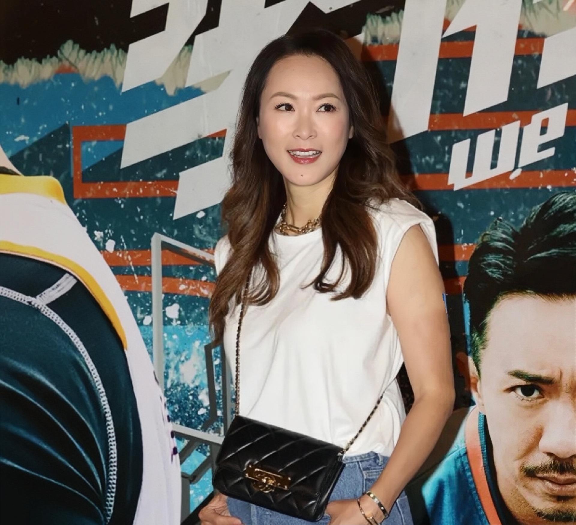 香港知名一代女神宣布复出!皮肤紧致似少女,49岁依旧风韵犹存