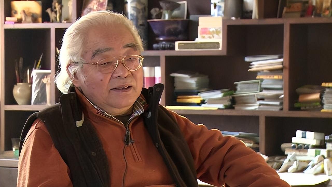 而周迅也从校内火到了校外,著名画家潘鸿海注意到了这个形象极佳的"