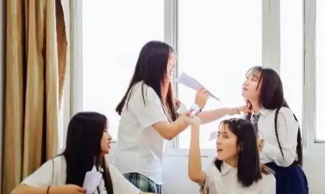 大学生校内、校外颜值对比，“杨迪”秒变“蔡徐坤”，差点认不出