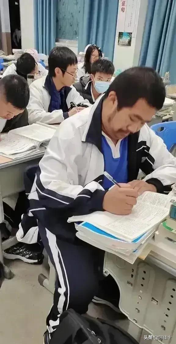 据说14岁，长了一张明星脸