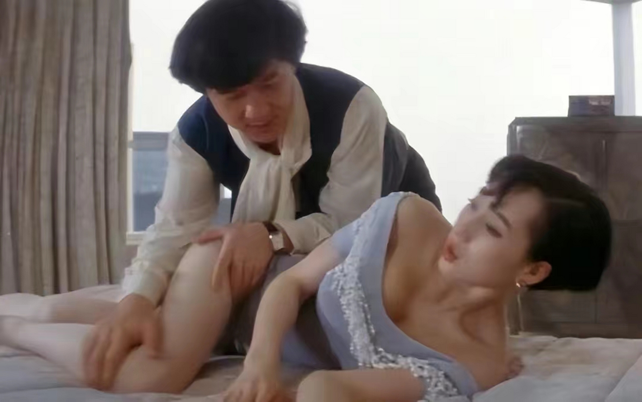 当时成龙已经结婚生子,再加上利智跟赌王的绯闻,成龙也只能打断这个