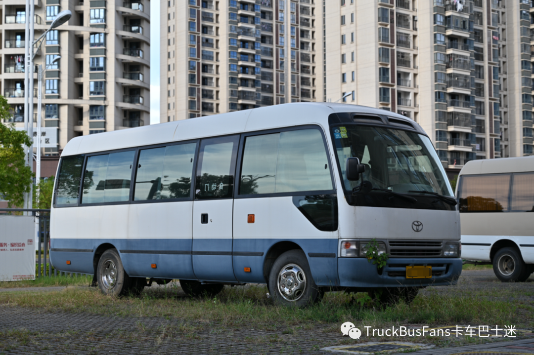 豐田中巴車圖片(優雅與經典並存的豐田考斯特)