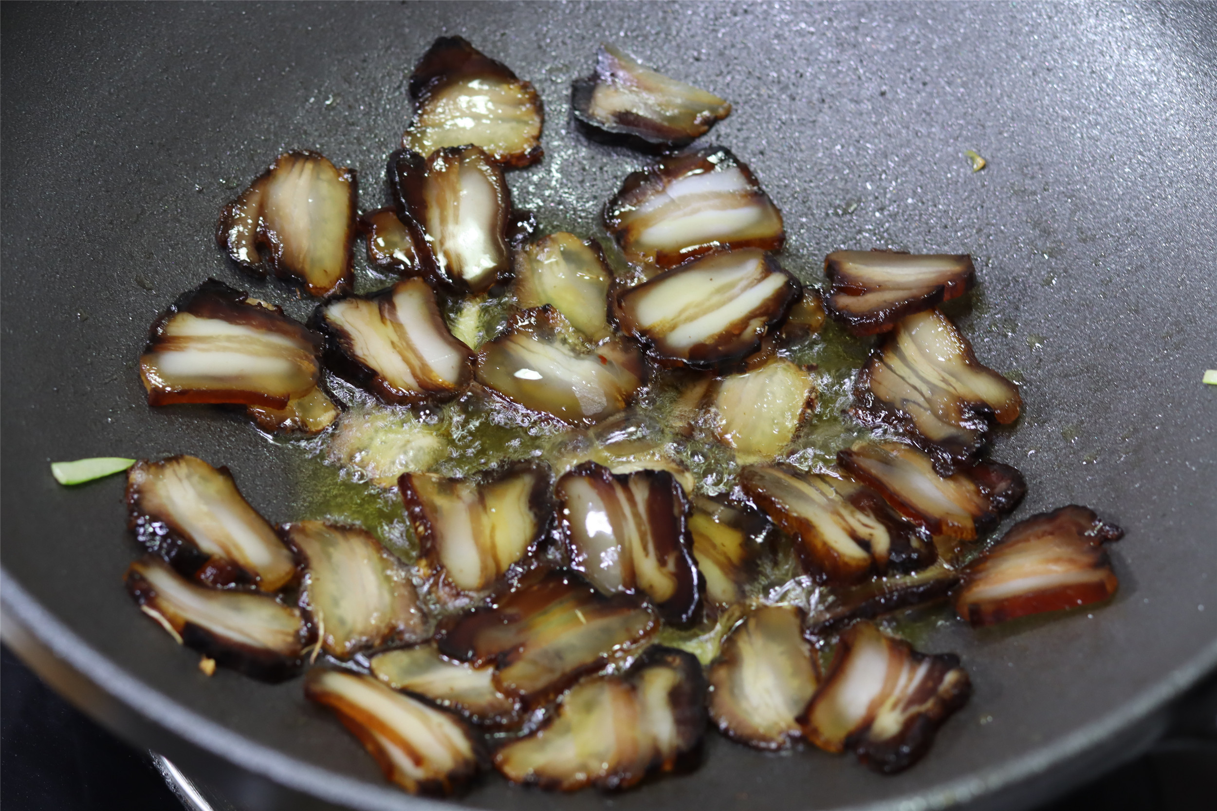 吃乾豆角，要記住“先油後水”，熟得快還軟乎，味道香入味好吃