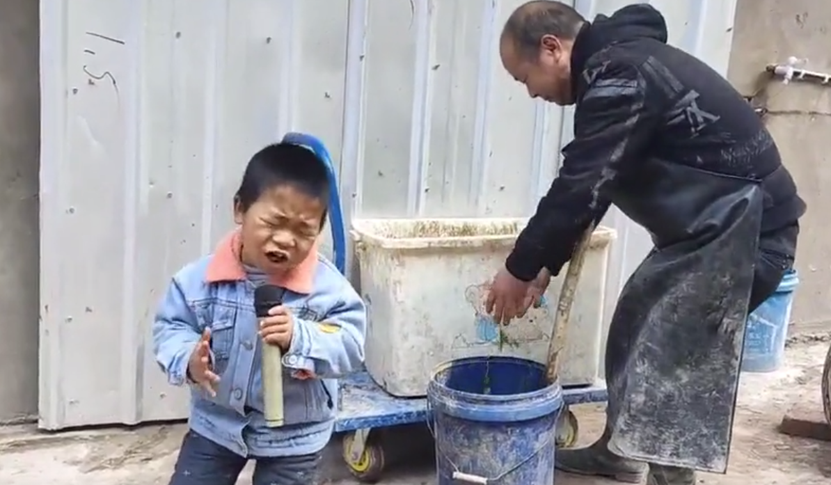 “未来歌神”：6岁农村萌娃“戏精附体”，靠模仿对口型唱歌走红