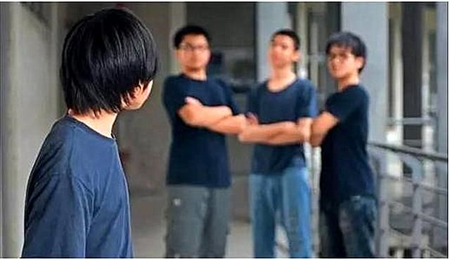 20岁大学生不堪折磨，当着妈妈的面跳楼身亡，校园霸凌太可恶了