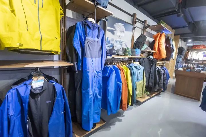 一套中等的滑雪用具大约多少钱（谷爱凌同款卖疯了！上万起步的滑雪装备你入坑了吗？）