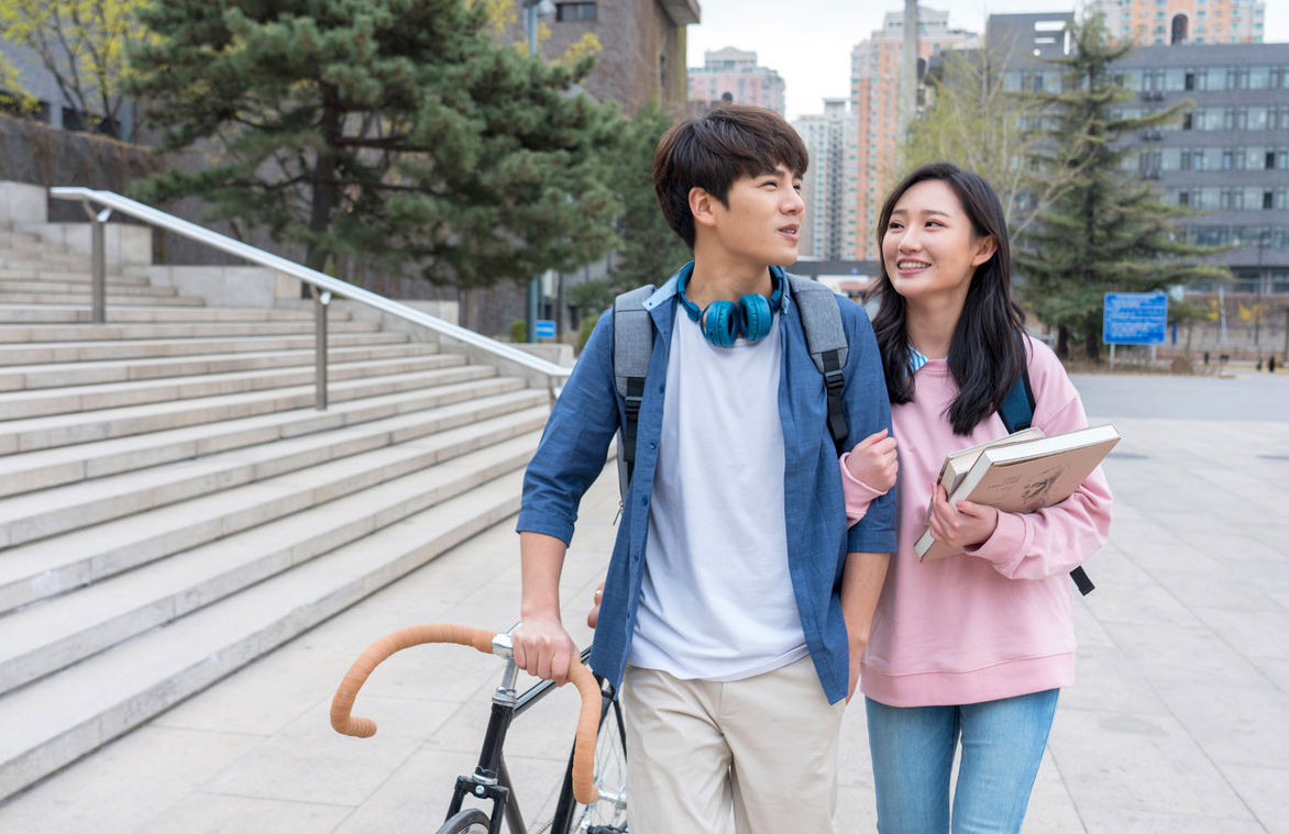 破防了，大四学生收拾行李，却意外发现初恋送的礼物“暗藏玄机”