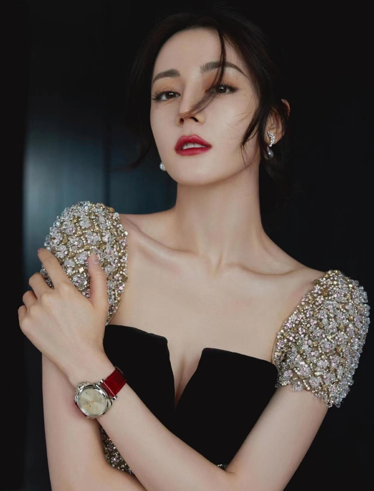 迪丽热巴穿v领秀身材!光脚踩椅子上露美腿,五官立体画大红唇