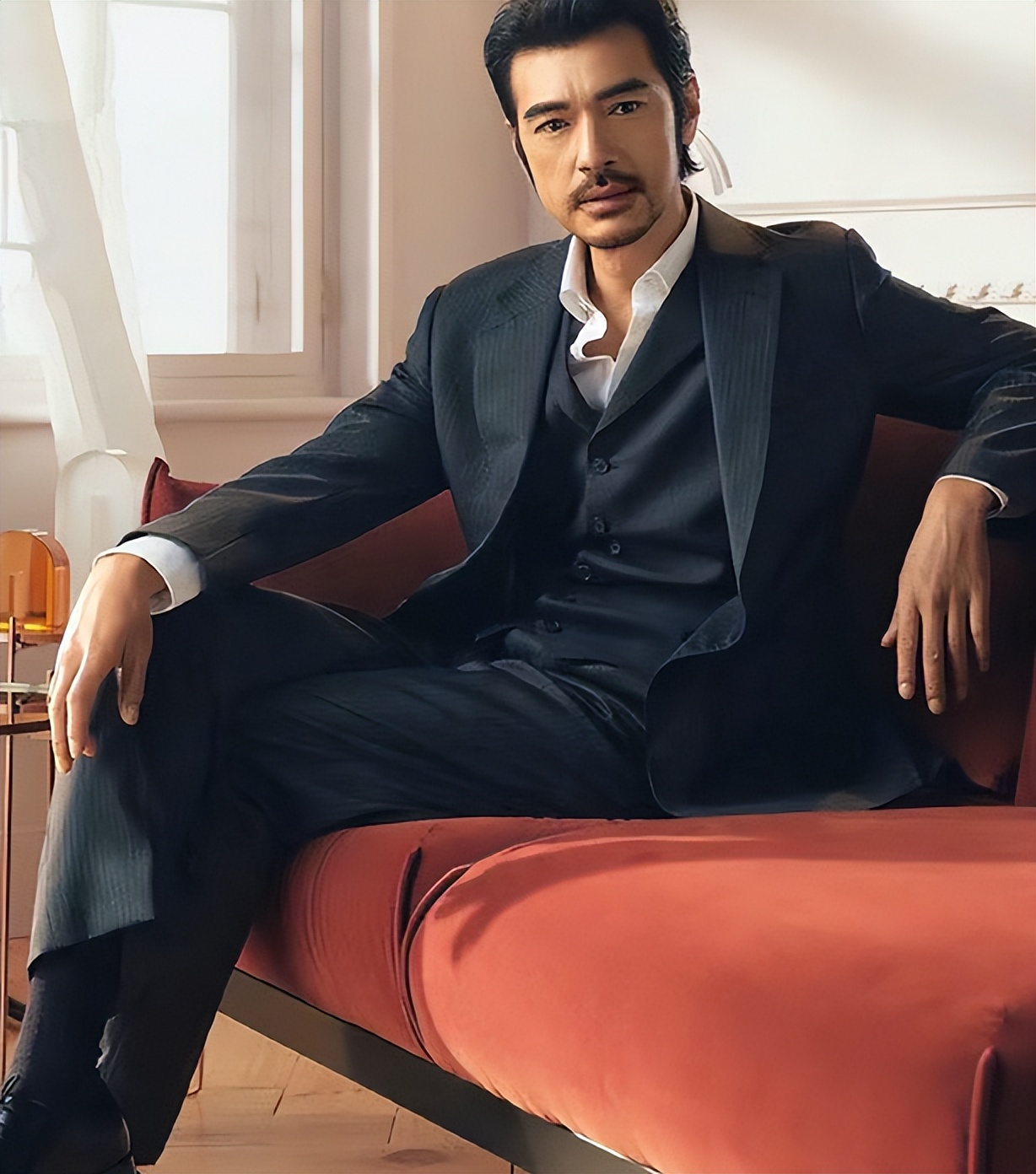 金城武48岁帅气不减，过普通人生活，蓄满胡子拍摄杂志惊呆粉丝