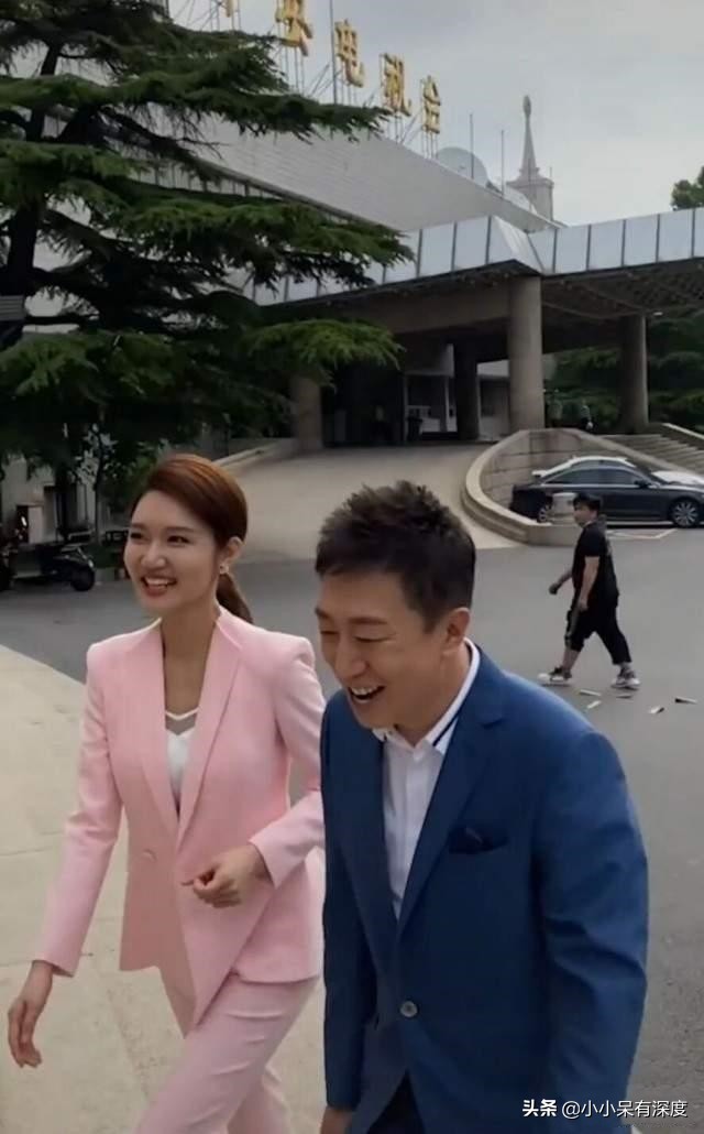 央视主持人陈伟鸿他今年55岁了老婆大人长相优雅端庄十分贤惠