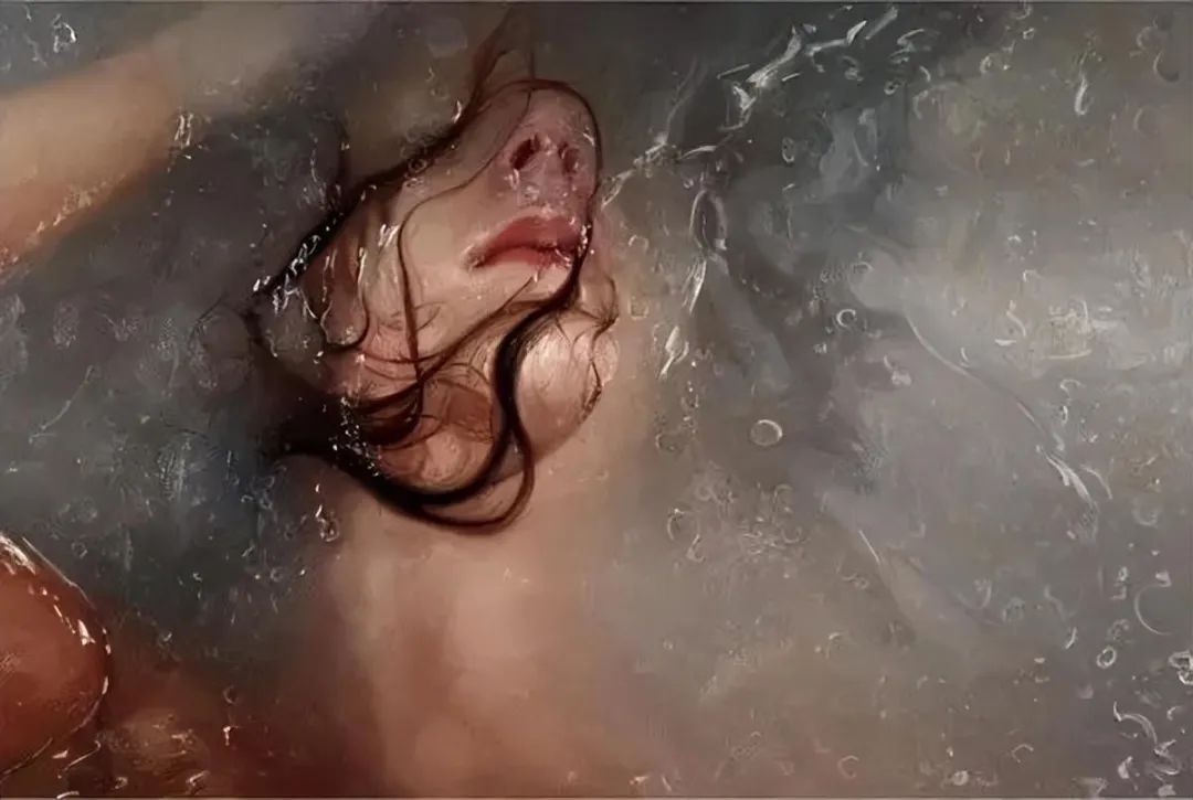 国外女人体体(美女画家笔下超写实水中人体，朦胧中带着窒息的性感，太撩人！)