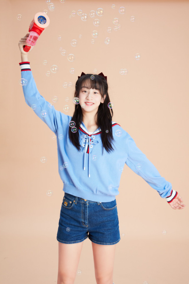 田亮女儿生日大片曝光，14岁森碟笑眼弯弯，乖乖女发型好文静