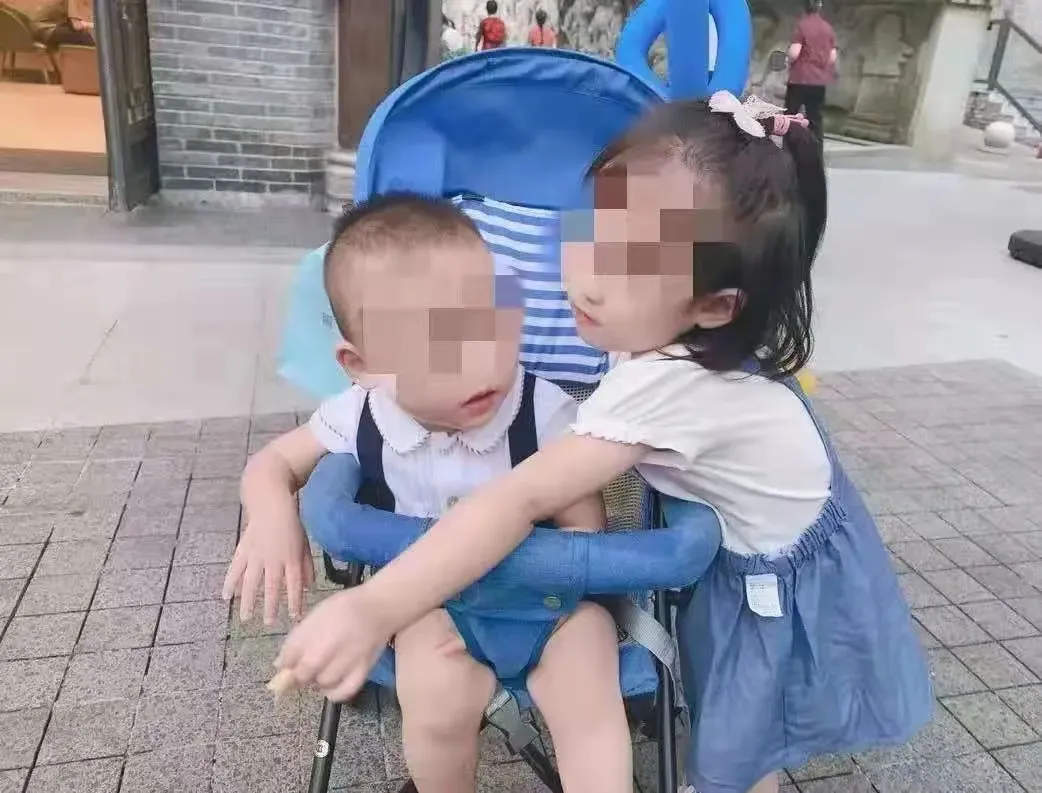 重庆两幼童坠亡事件一年后，那位决定复仇的母亲怎么样了？