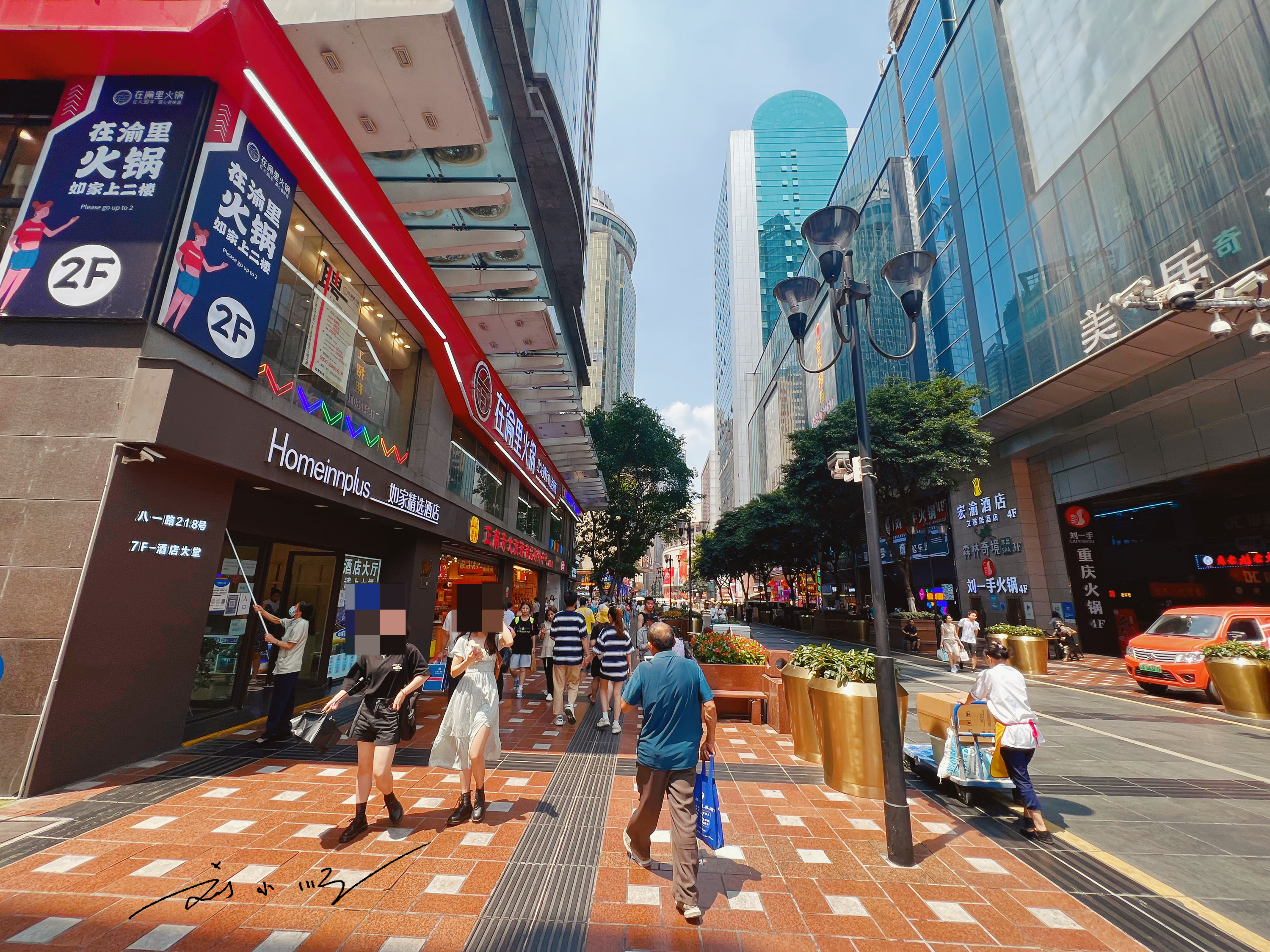 周围有什么好吃的(重庆解放碑附近有一条"好吃街",游客很多,本地人却