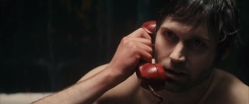 豆瓣8.1分的电影《宵禁》:有一种活着的力量叫作被需要