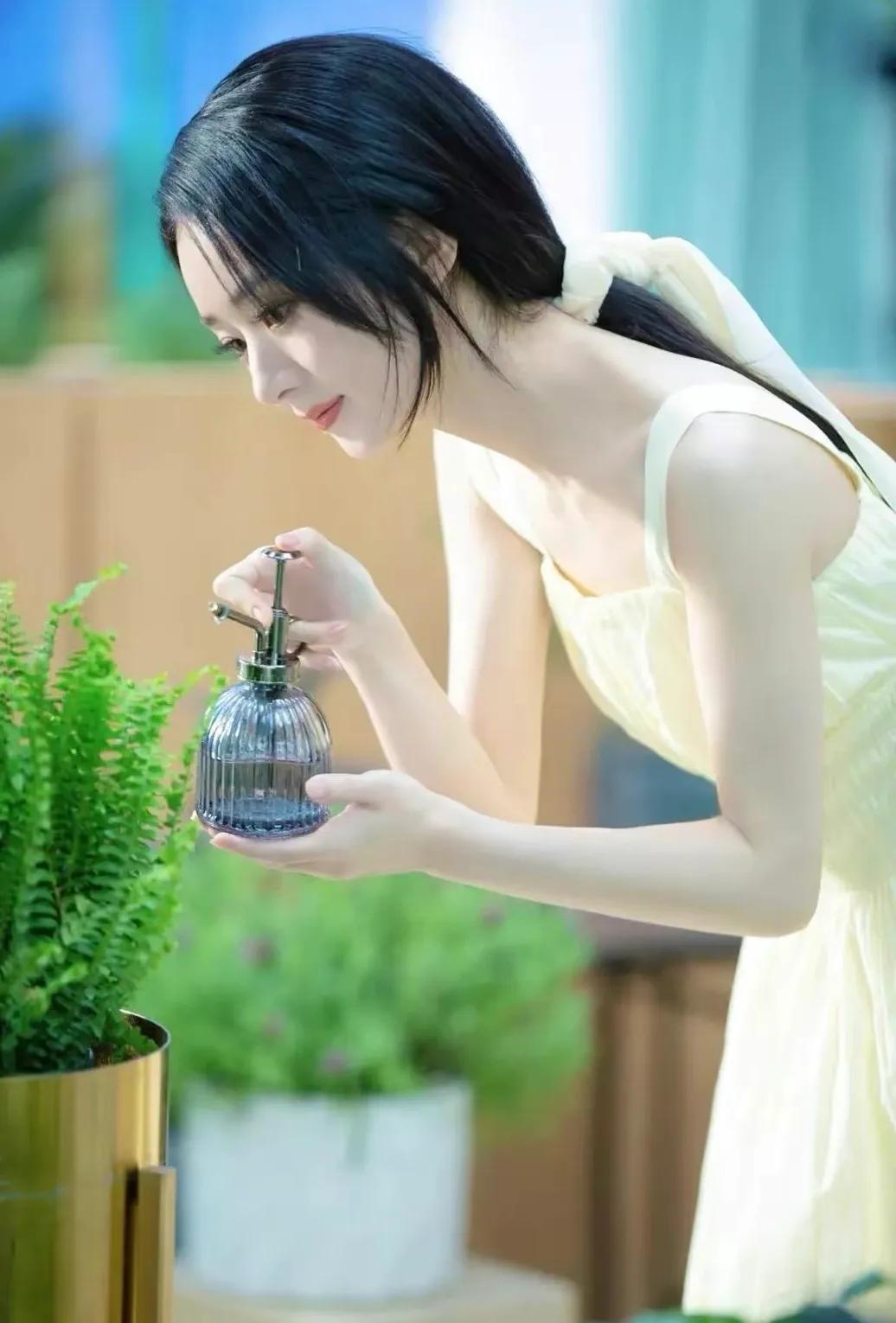 女星赵丽颖—巧笑嫣然，淡妆点缀，瓷肌红唇，漂亮的不像话