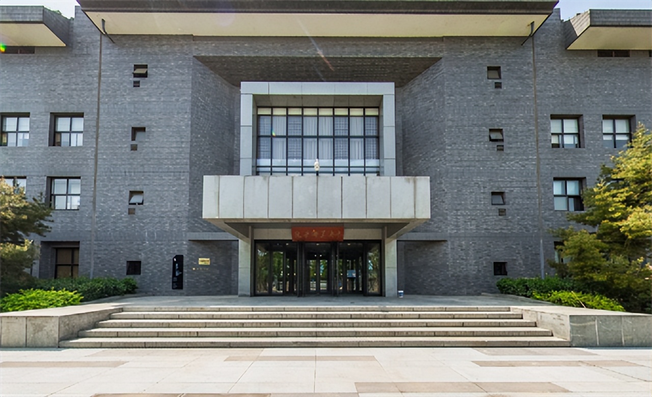 油画院院长杨飞云：以妻子为模特，6幅画拍出7179万的天价