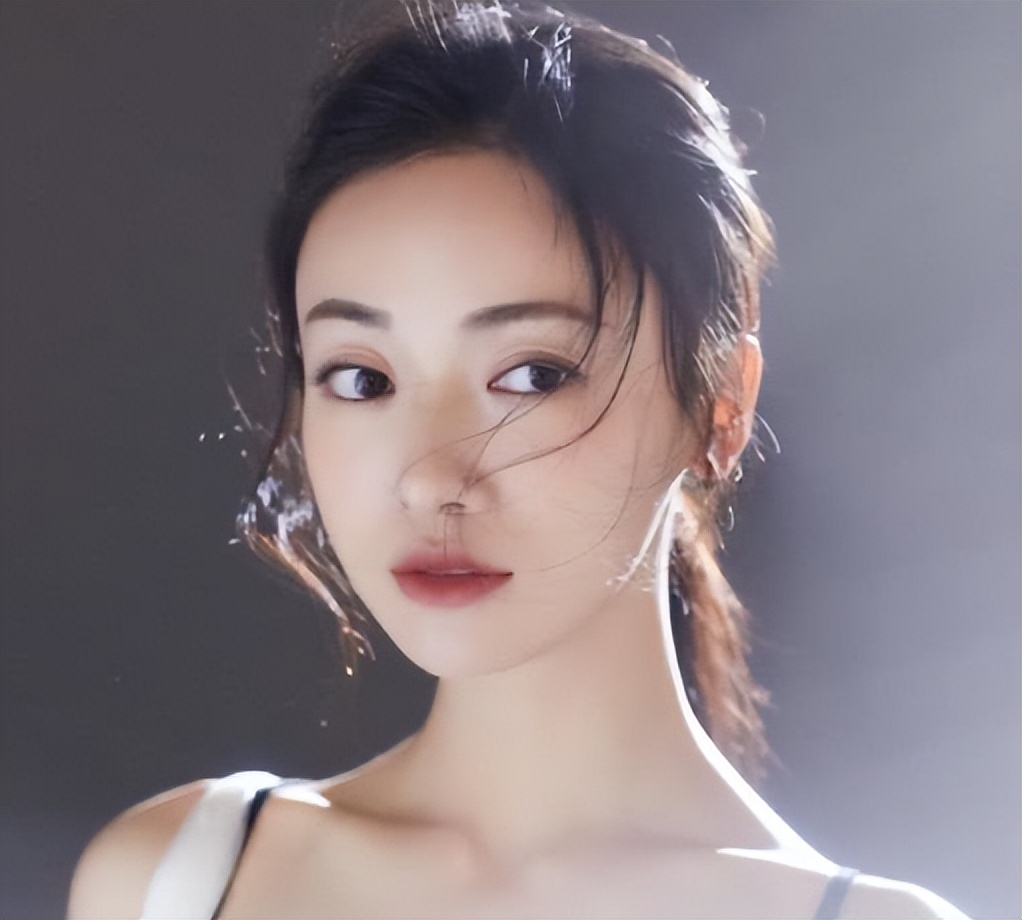 痘痘脸、赘肉、五五分！生图里的女星，让我看见了人间真实