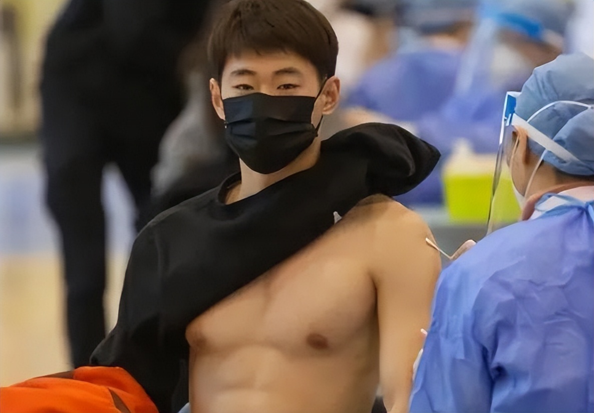 体育生集体“打疫苗”火了，画面十分养眼，让医护人员都心动不已
