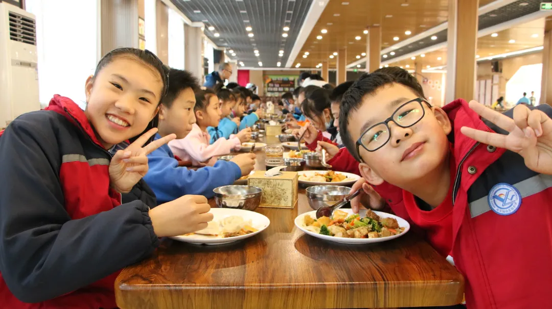 10000+饺子滚滚而来——闻励师生包饺子，话饺子，团团围坐吃饺子