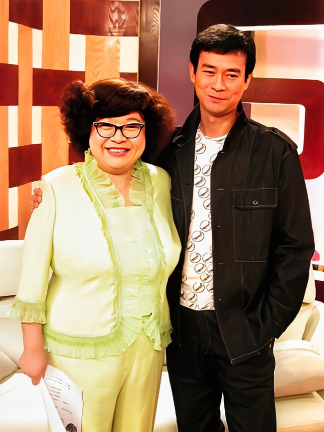 说起郑少秋,很多人都会想到他和沈殿霞的那段婚姻,郑少秋年轻的时候