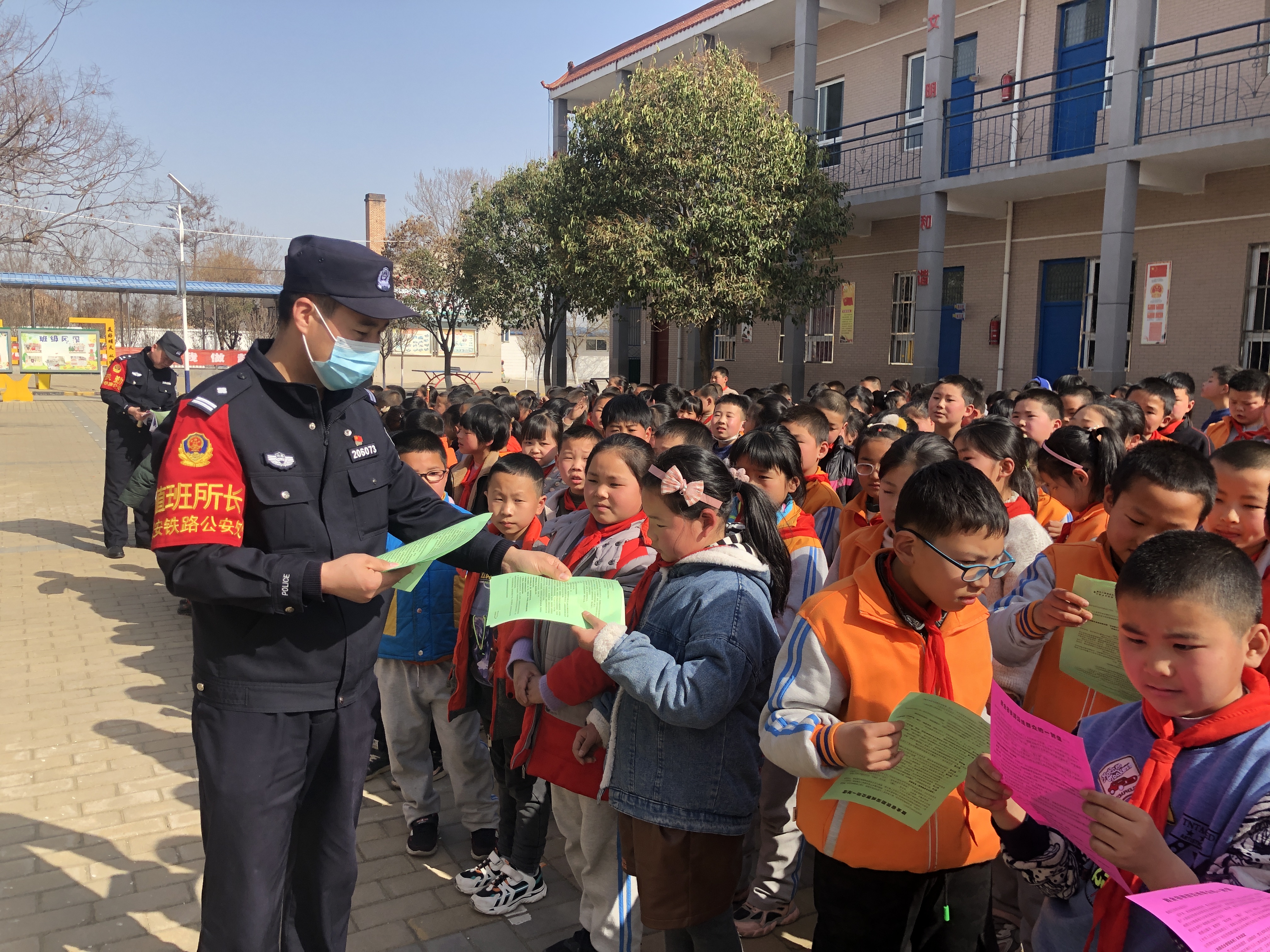 蒲城铁警：铁路安全进校园 上好开学第一课