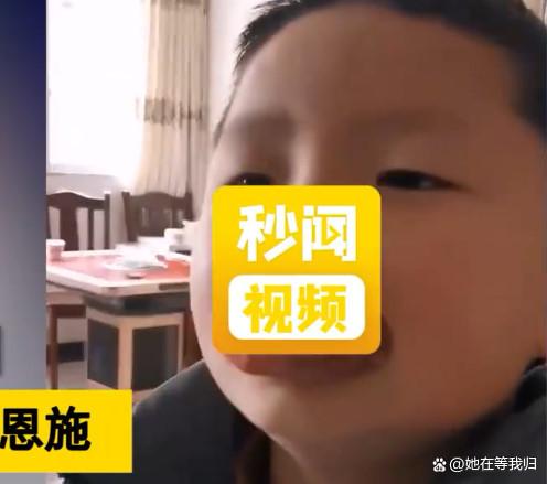 萌娃因“贪吃辣条”嘴巴肿成了香肠，孩子想哭，网友：柿饼？