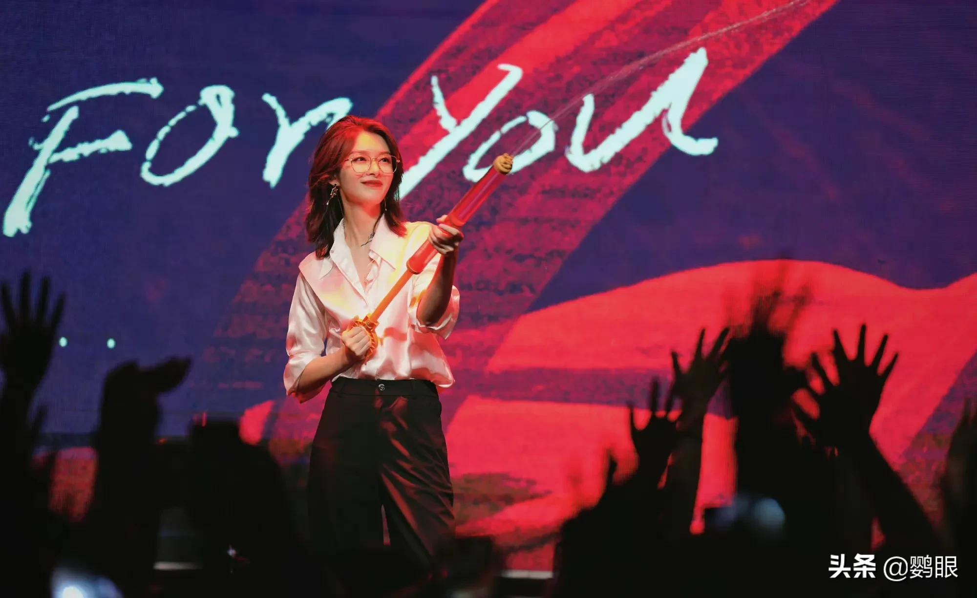 傅菁音乐会活力四射，疤痕上盛开出玫瑰，超美，超酷，超浪漫