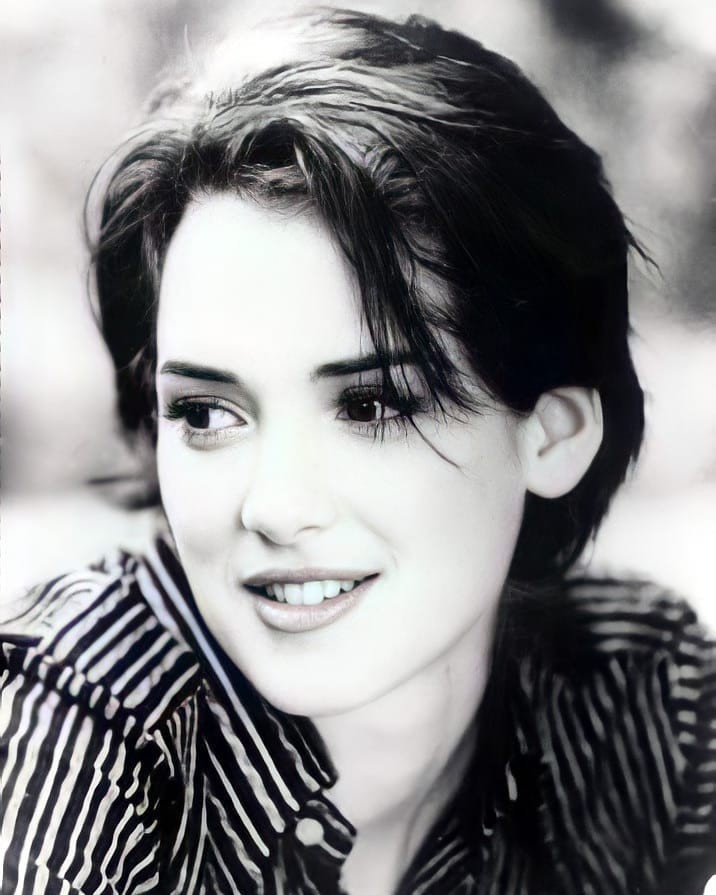 她的叛逆暗黑风依然时髦，回顾Winona Ryder 90s的经典短发