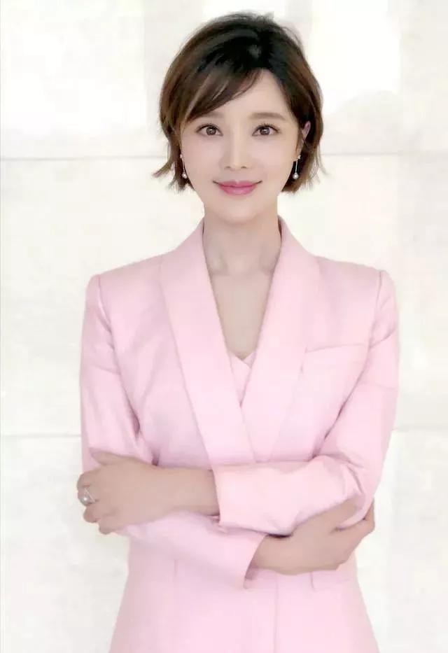 央视主持人郑丽：知性优雅，温婉大方，魅力十足