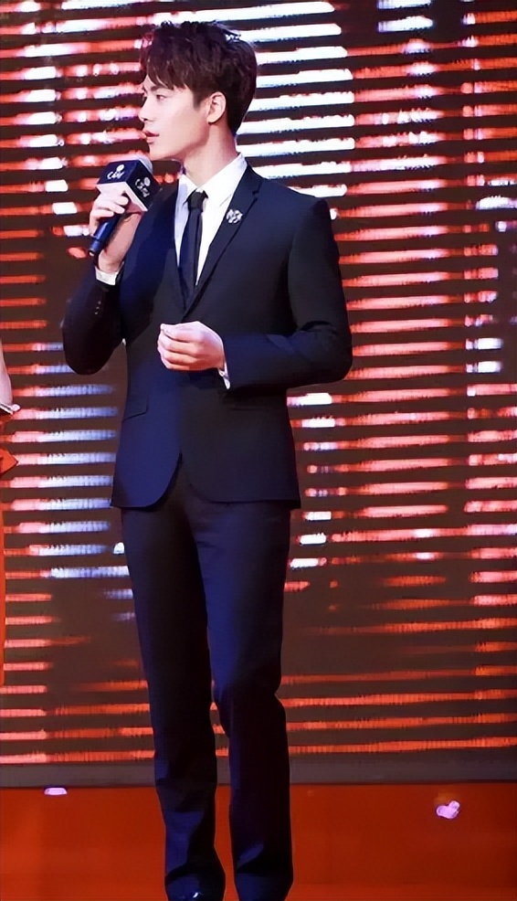 明明有1米8的大高个，但看起来很“矮”的12位男星，个个让人意外