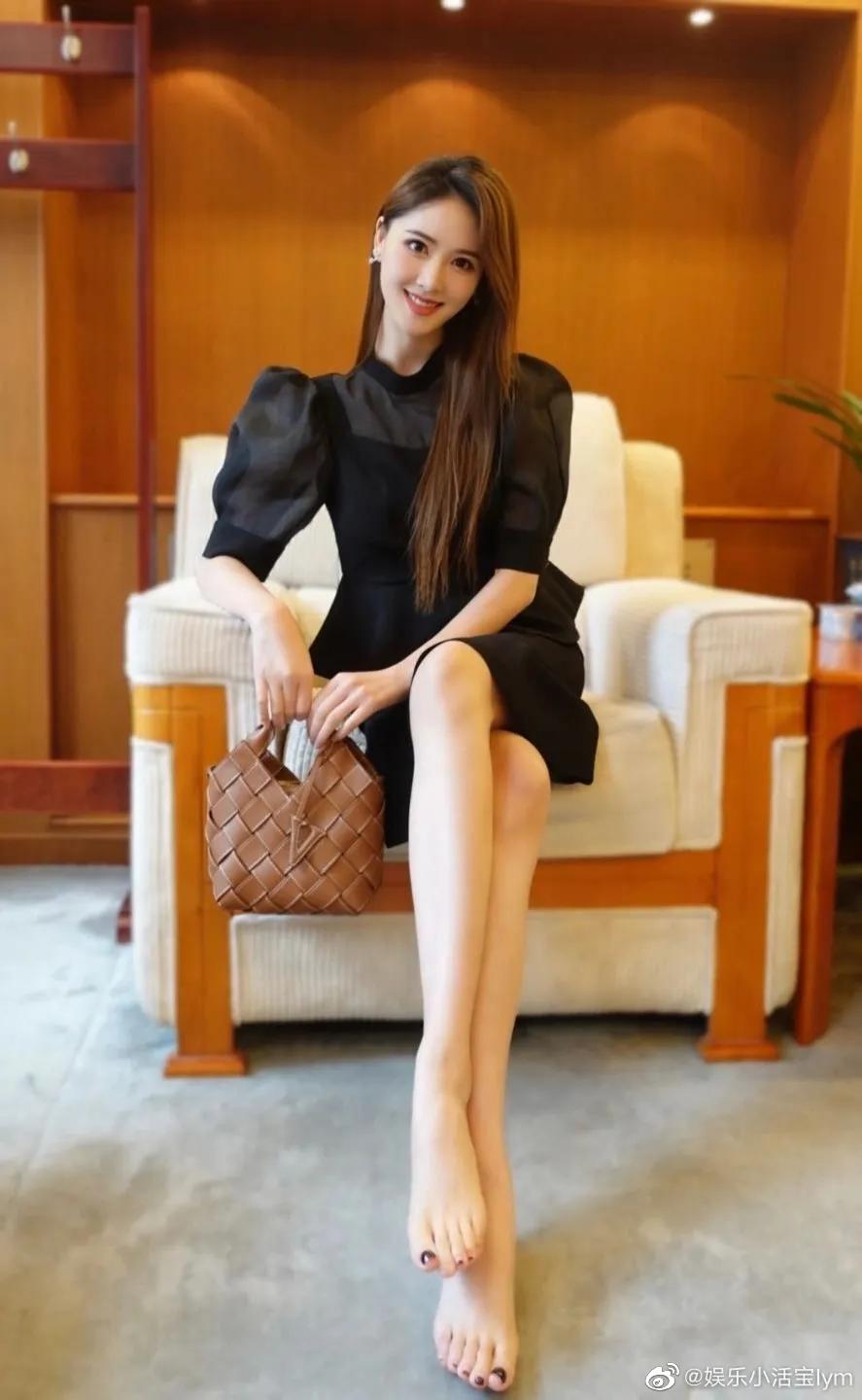 中国电影报道主持人李丹儿，生活与工作美照，颜值不输明星