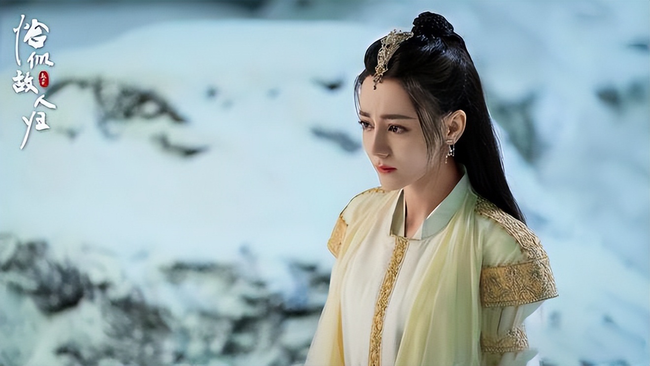 迪丽热巴路透释出,身穿粉色抹胸裙小露香肩,脖间昂贵珠宝吸睛