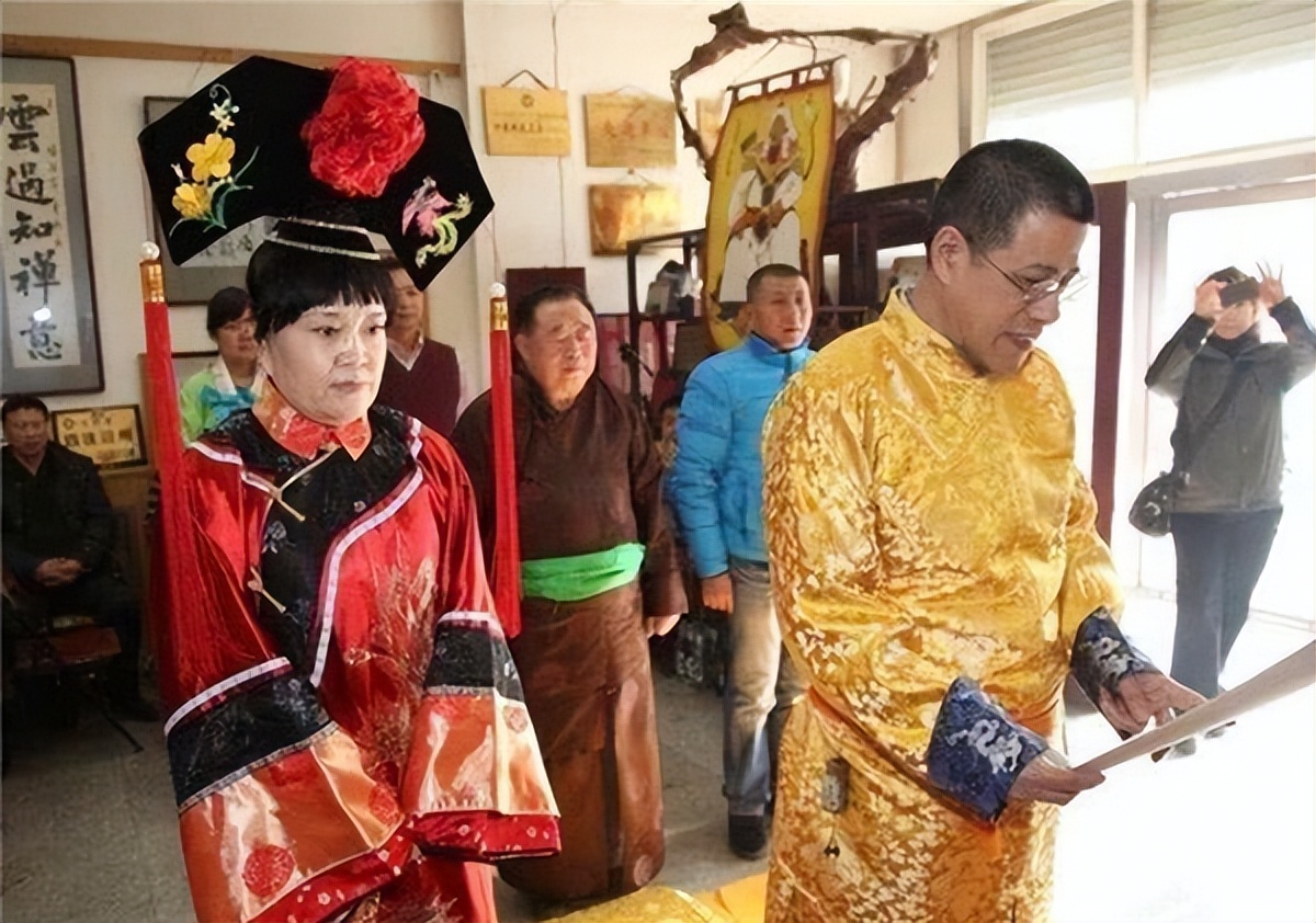 他的名气世人皆知（乾隆七世孙如今依旧穿龙袍，公开祭祖，大拇指上戴“帝王扳指”）