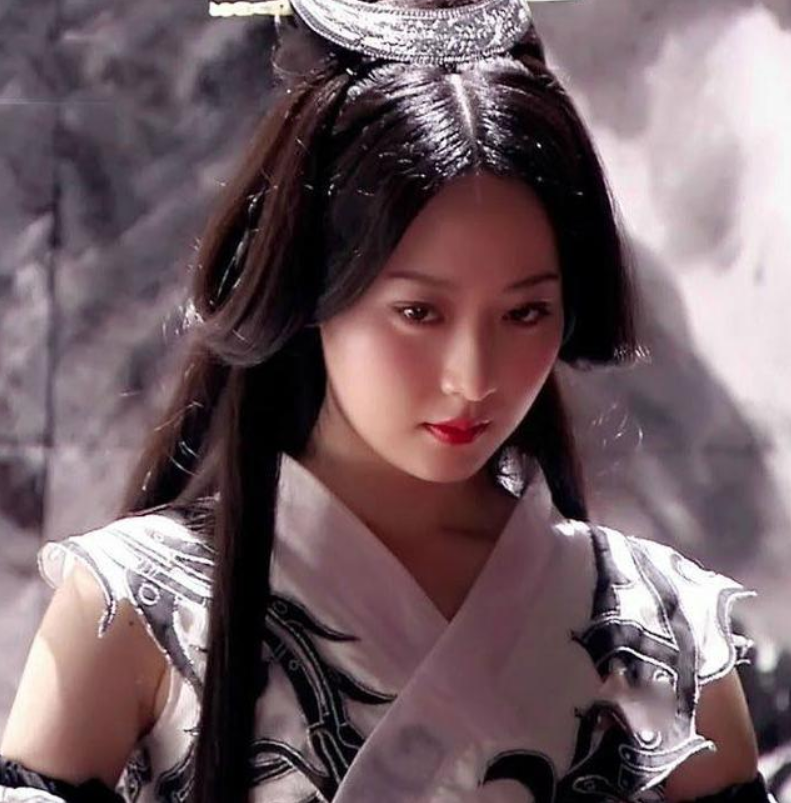 演员白冰(演员白冰:闪婚小三岁男模,离婚后独自带娃,如今36岁仍单身)