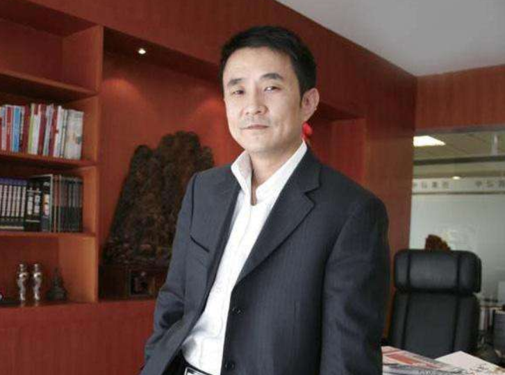 富豪负债800亿逃去国外，带走女明星和61个亿，父亲葬礼也不回来