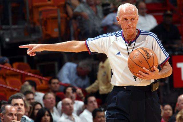 nba裁判為什么都穿黑鞋（NBA的裁判是如何挑選的？他們的待遇怎么樣？他們會打籃球嗎？）