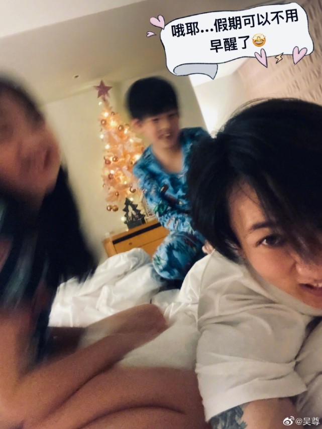 吴尊与家人现身机场，脚受伤走路一瘸一拐依旧推着儿子，太宠溺