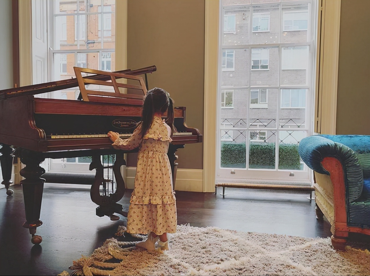 昆凌晒女儿给圣诞老人的亲笔信，6岁小周周笔迹稚嫩，英文超赞