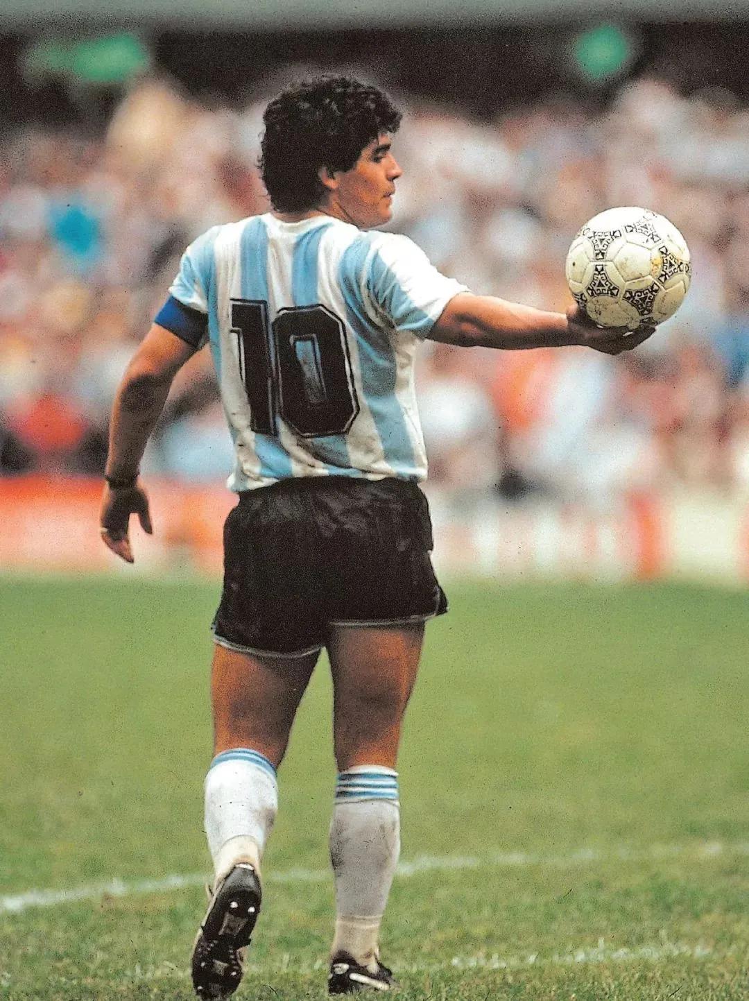 足球阿根廷球星有哪些(阿根廷第一球星是谁？永远的马拉多纳，世界的莱奥梅西)
