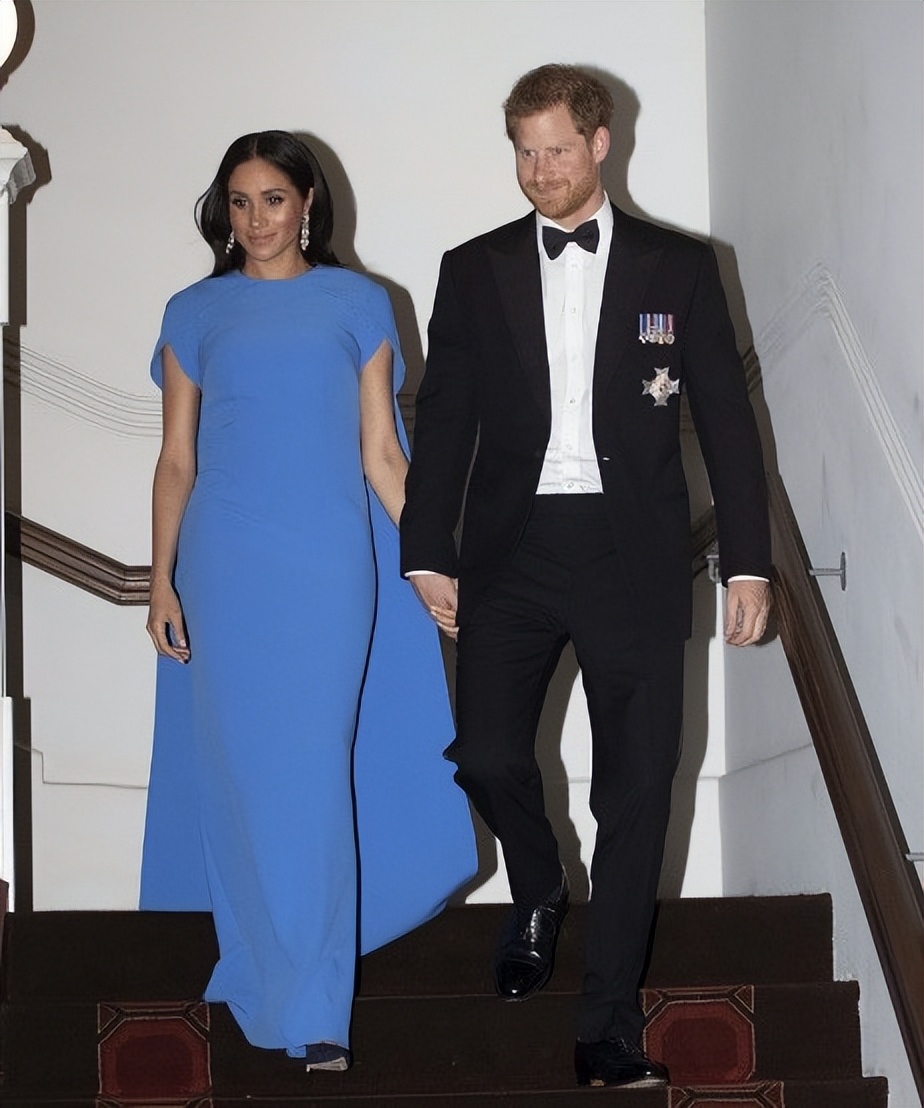 蓝裙子(2016年，梅根与哈里第一次约会，凭借一条蓝裙子瞬间勾走王子的心)