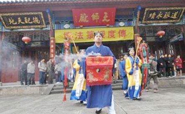 60年代末，最后一任张天师撒手人寰后继无人，接班乱象频出