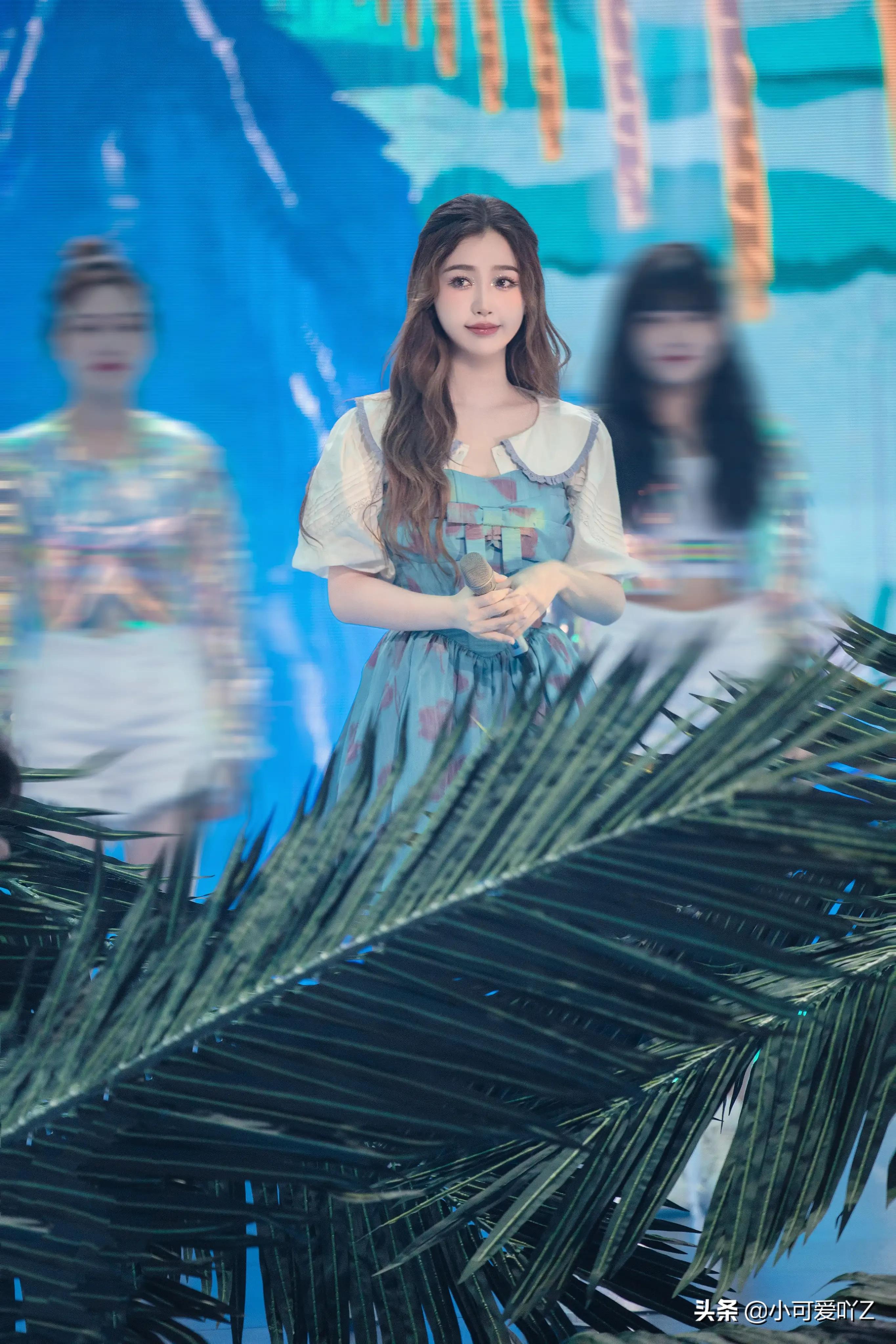 虞书欣，美人鱼造型，沙滩草裙，闪光在舞台上