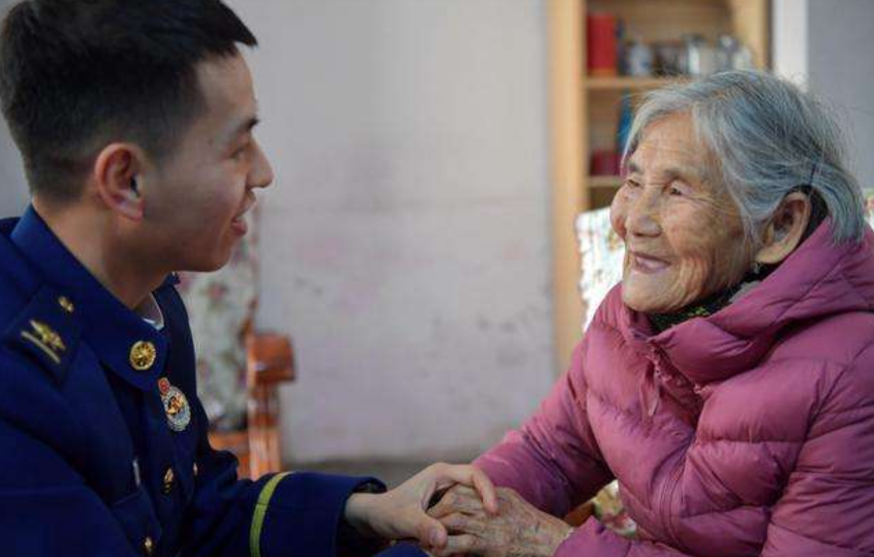 良乡南关老太太(太奇葩！24岁消防员“娶”85岁老人，背后的故事让人泪如雨下)